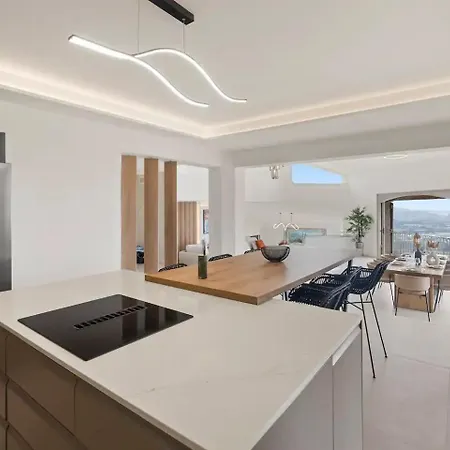 Luxurious High-end With Panoramic Sea Views Over The Bay Of Cannes Мандельё-ла-Напуль